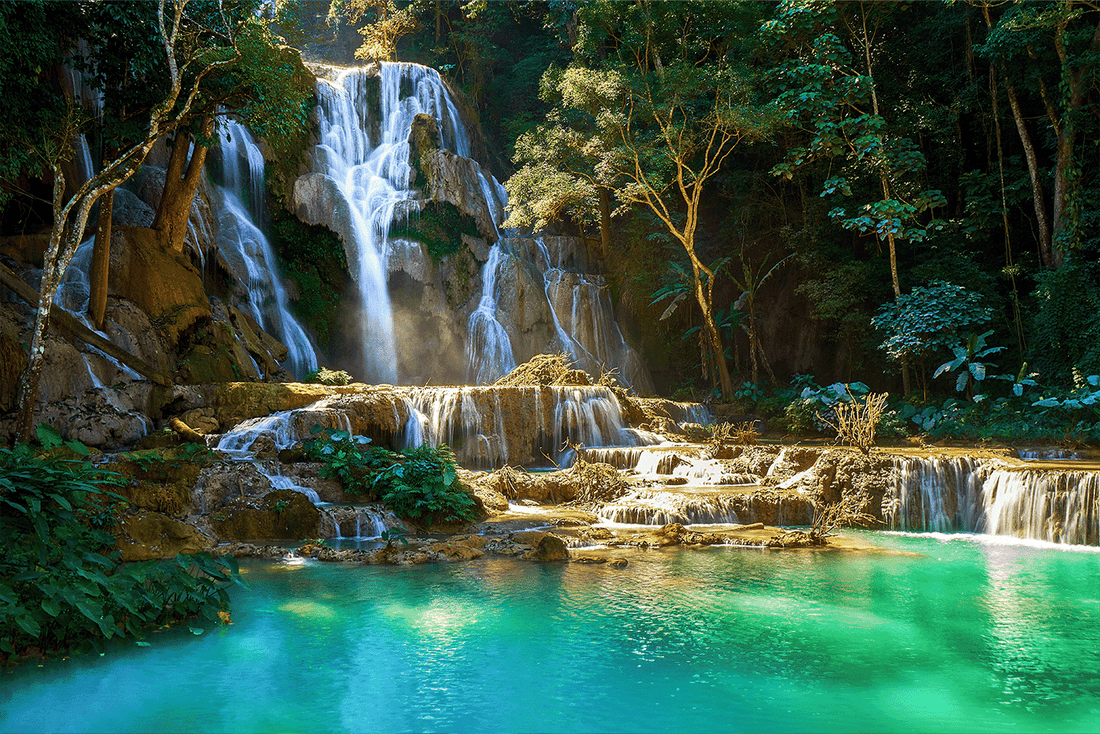 Schöner Wasserfall Kuang Si in Laos