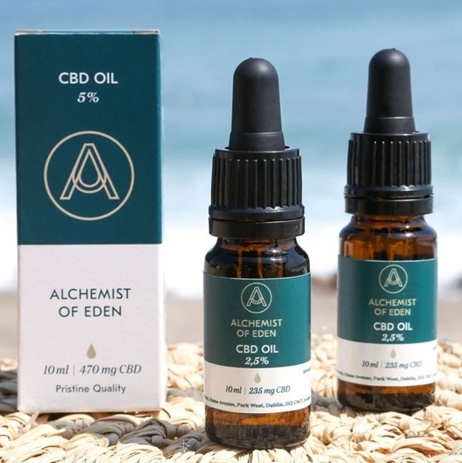 Alchemist of Eden CBD Oil en la playa con caja